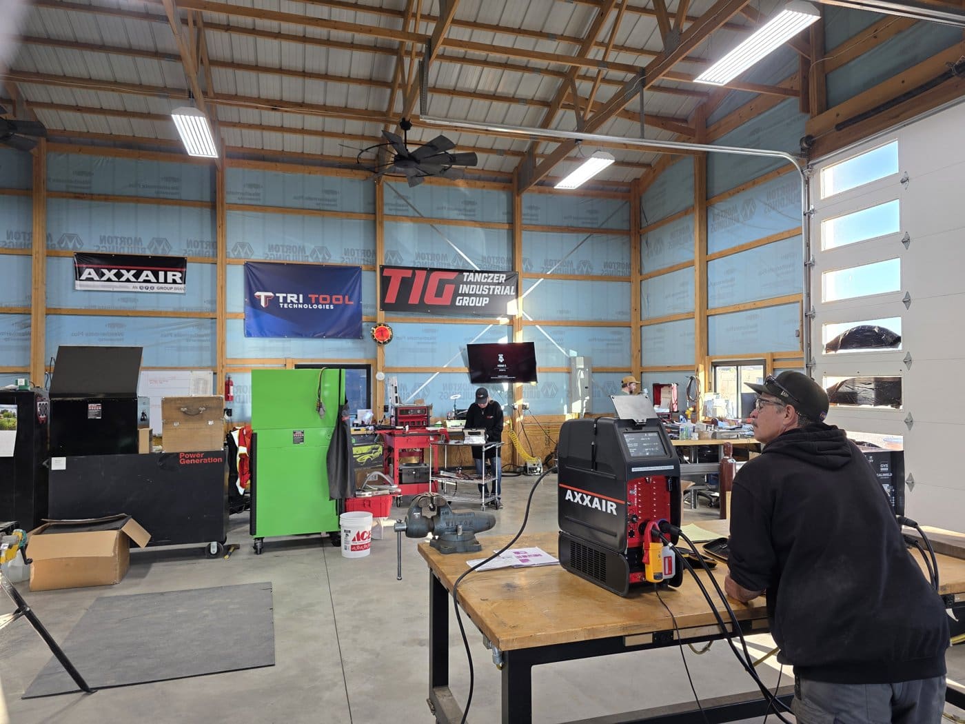 Orbital welding power supply on the bench in the Tanczer Industrial Group shop